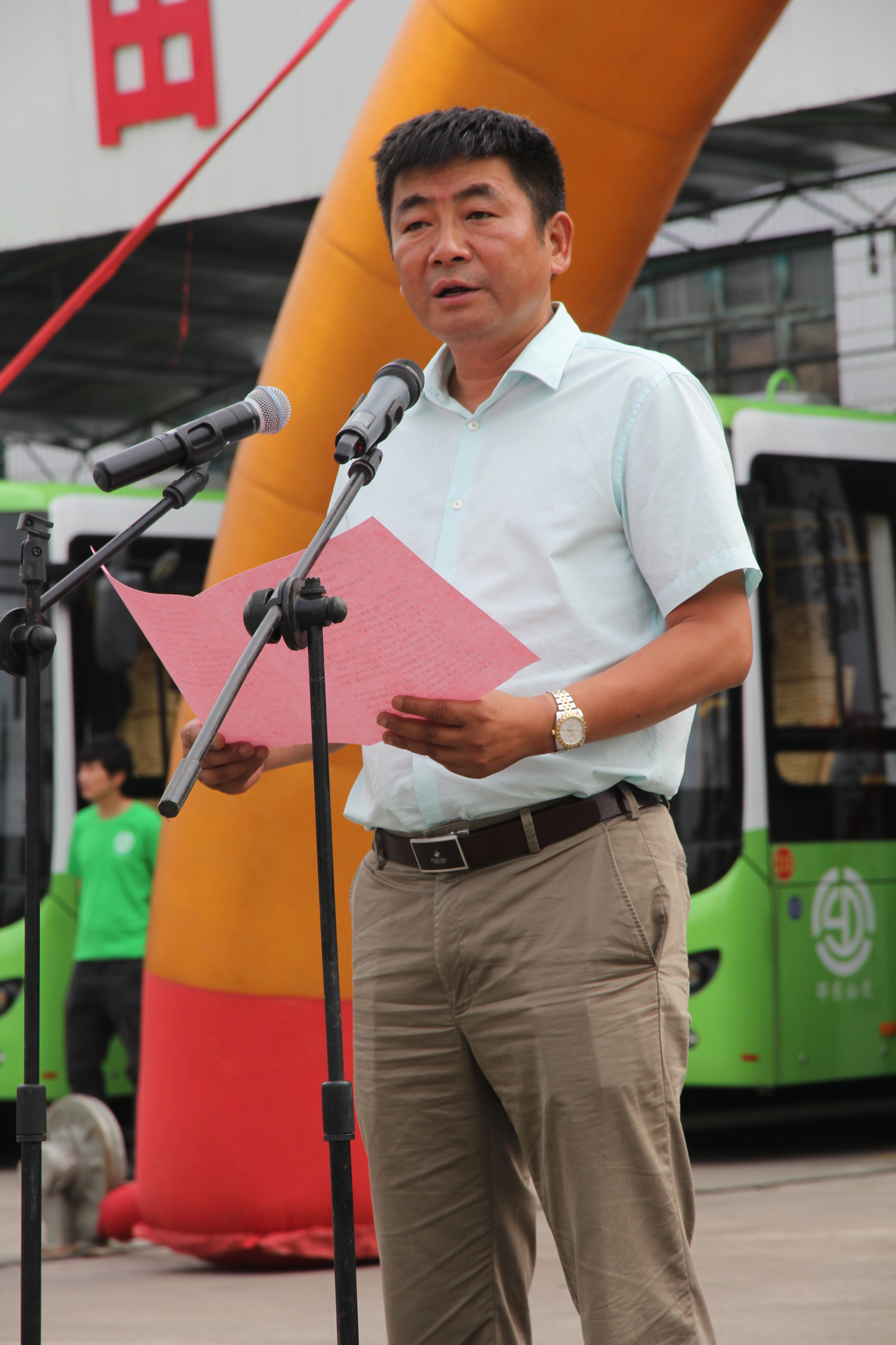 圖為純電動(dòng)公交車(chē)整裝待發(fā)。圖為市民在試乘純電動(dòng)公交車(chē)