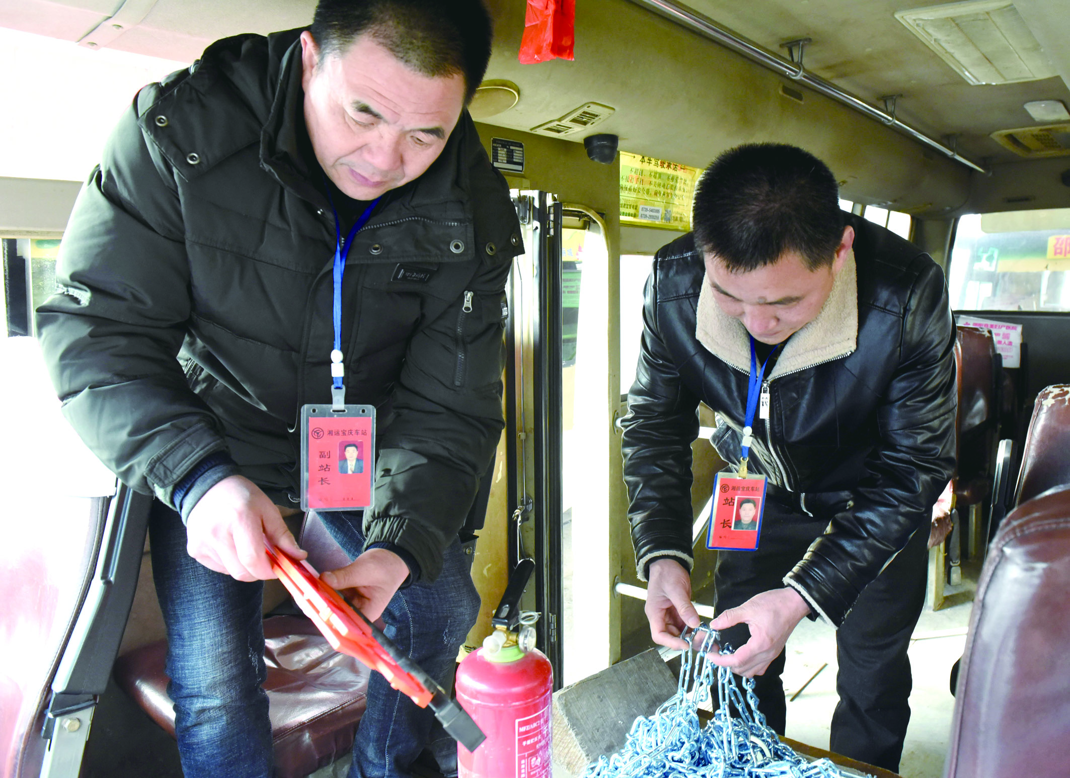 2月8日，市寶慶汽車站工作人員正在營運(yùn)車上檢查應(yīng)急設(shè)施及器材是否齊全有效