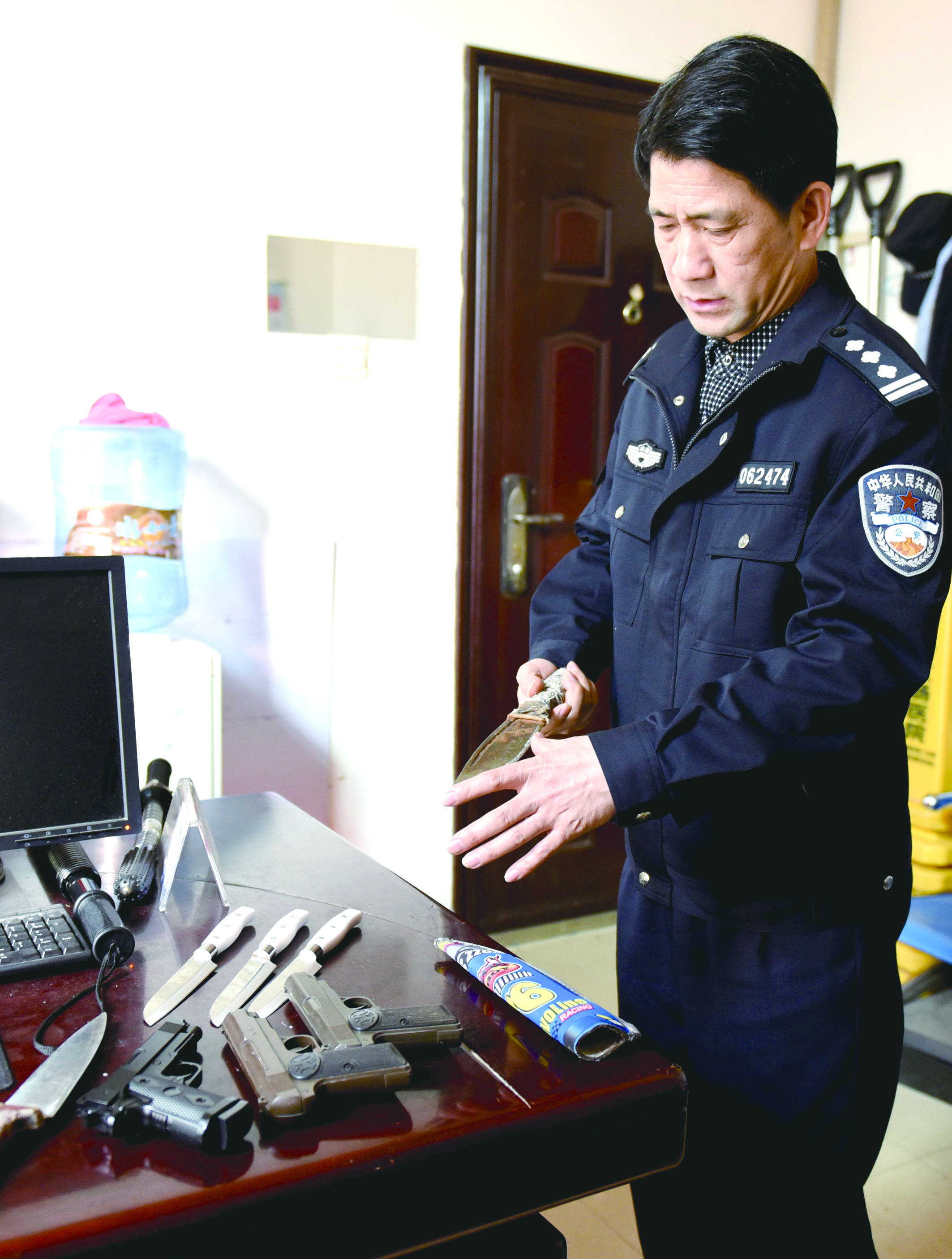 3月12日，邵東汽車(chē)西站警務(wù)室民警正在對(duì)所查獲的違禁品進(jìn)行清點(diǎn)