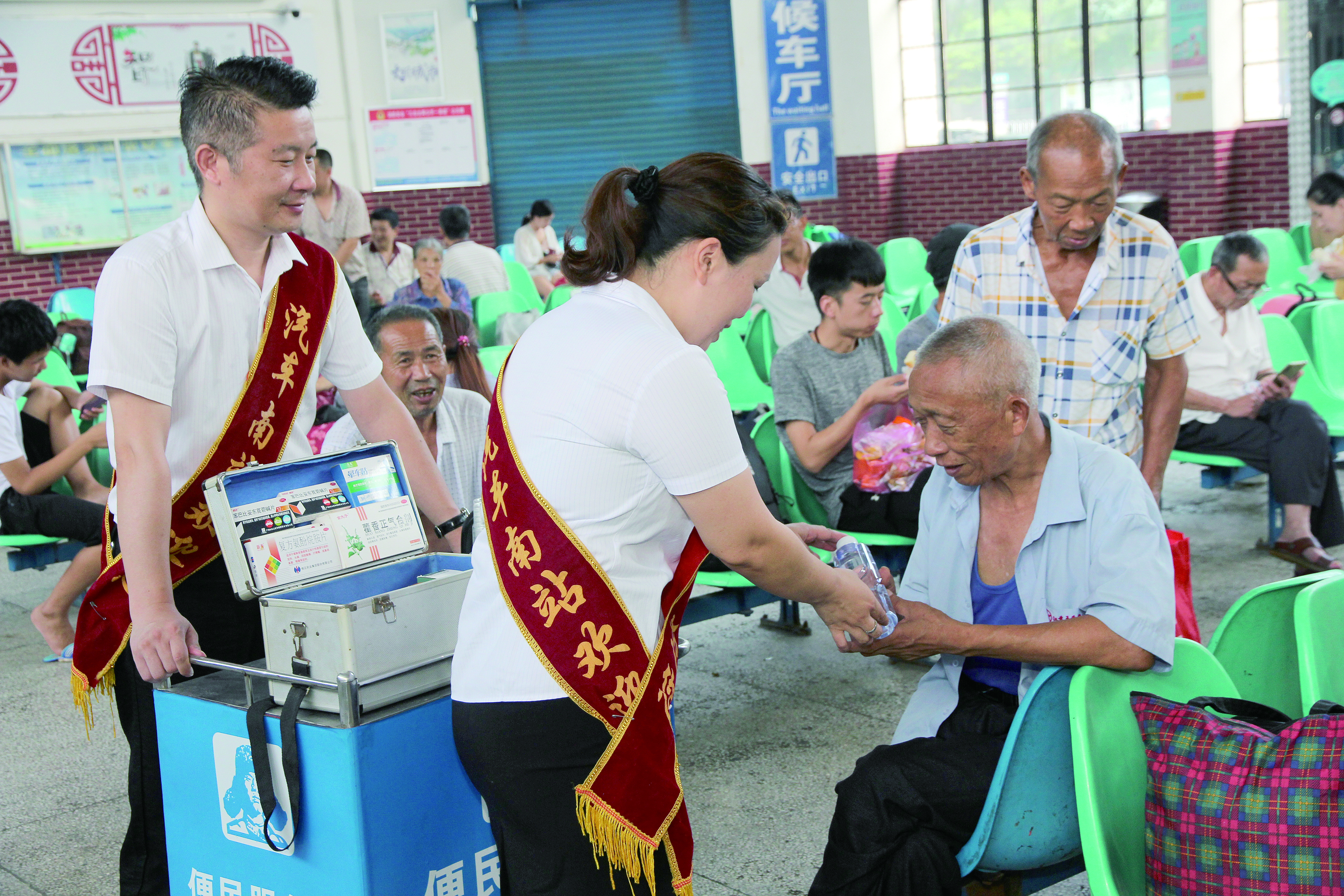 邵陽汽車南站：夏日送清涼 點(diǎn)滴沁人心 （李高雄 唐謨千報(bào)道）