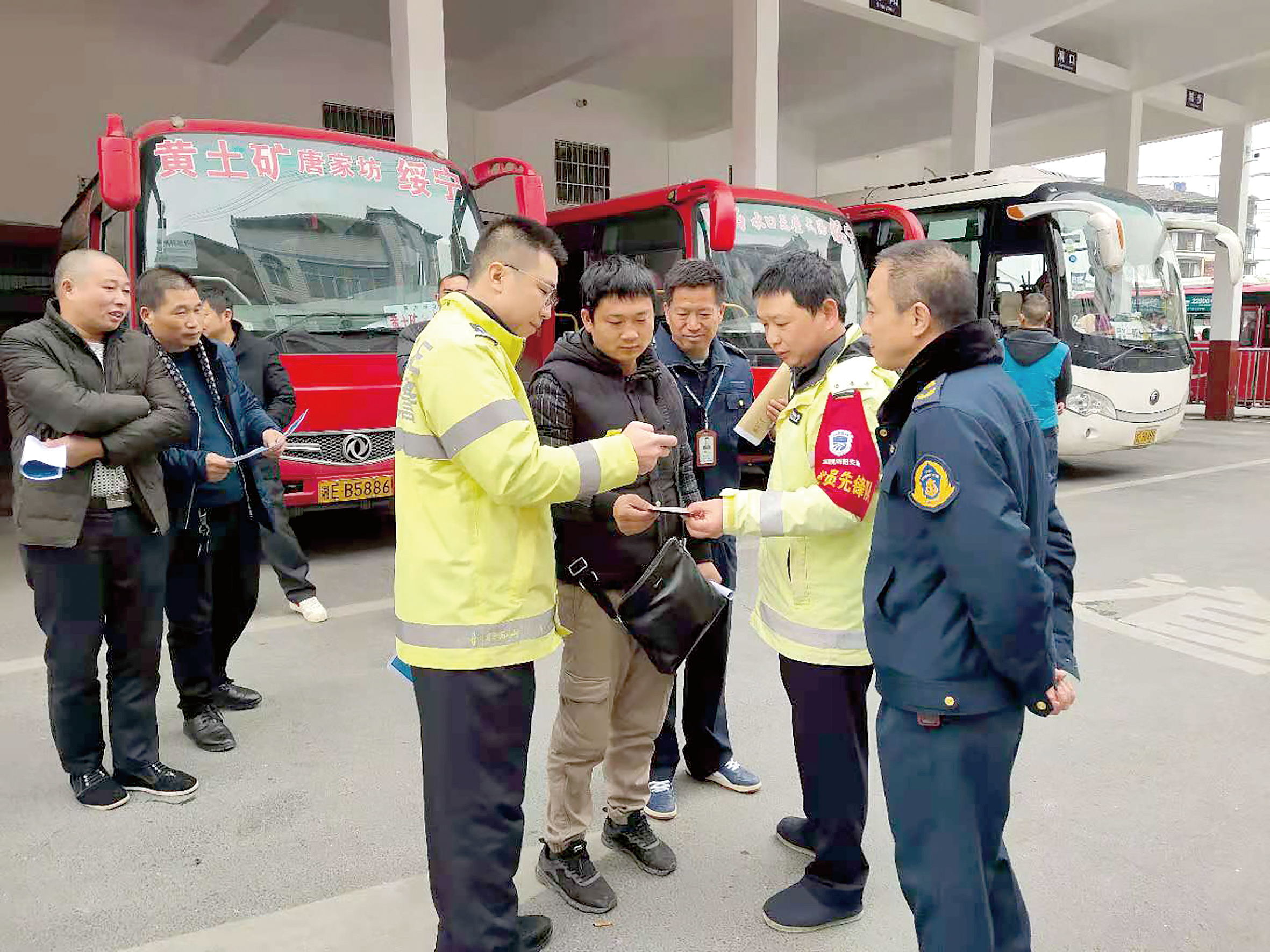 12月2日是全國交通安全日。當(dāng)天上午10時，綏寧分公司汽車總站舉行“知危險會避險、安全文明出行——關(guān)注農(nóng)村交通安全、暢行美麗鄉(xiāng)村”122交通安全日主題宣傳活動。 ? 此活動用生動的事例教育廣大從業(yè)人員樹立美麗鄉(xiāng)村安全暢行責(zé)任意識、服務(wù)意識，進(jìn)一步增強(qiáng)廣大從業(yè)人員安全事故的防范意識、辨別意識，緊急避險應(yīng)急處理方法。 省高速交警綏寧大隊(duì)、綏寧縣運(yùn)管所等負(fù)責(zé)人到活動現(xiàn)場進(jìn)行指導(dǎo)。  劉永松