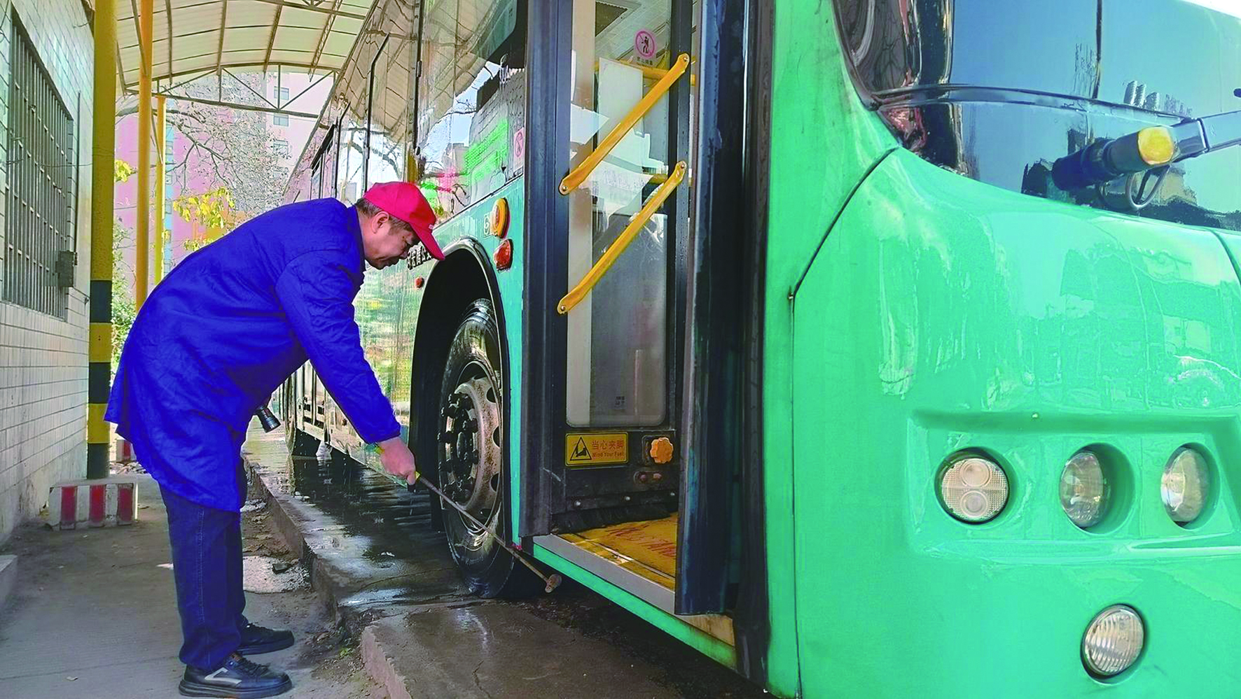 春運(yùn)首日，我司各汽車站以熱情服務(wù)—— 讓乘客臉上多一份笑容